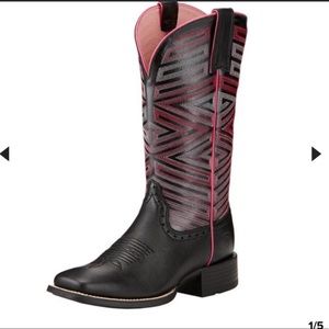 Black Ariat square toe boots!